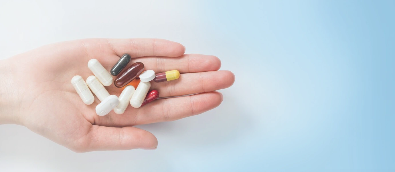 Насыпанные в ладошку таблетки